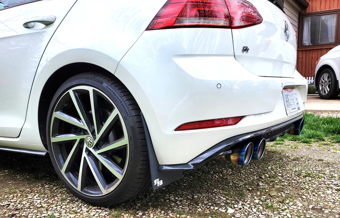 Invidia 17-21 VW Golf-R 7.5 Q300 Rolled Titanium tip Cat-back Exhaust(with Valve)